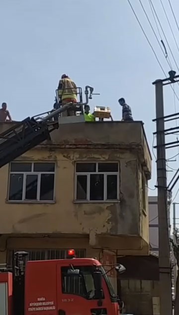 Çatıda güvercin uçururken elektrik akımına kapıldı
