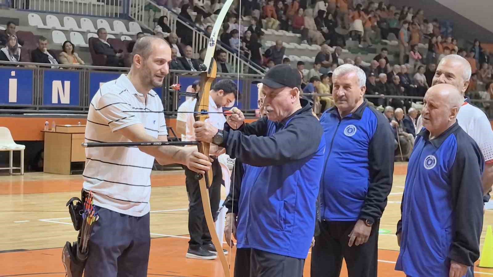 Yaşlı sporcular birbiriyle yarıştı