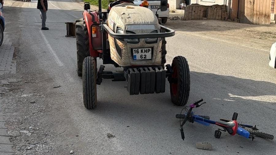Bisikletiyle traktöre çarpan çocuk yaralandı