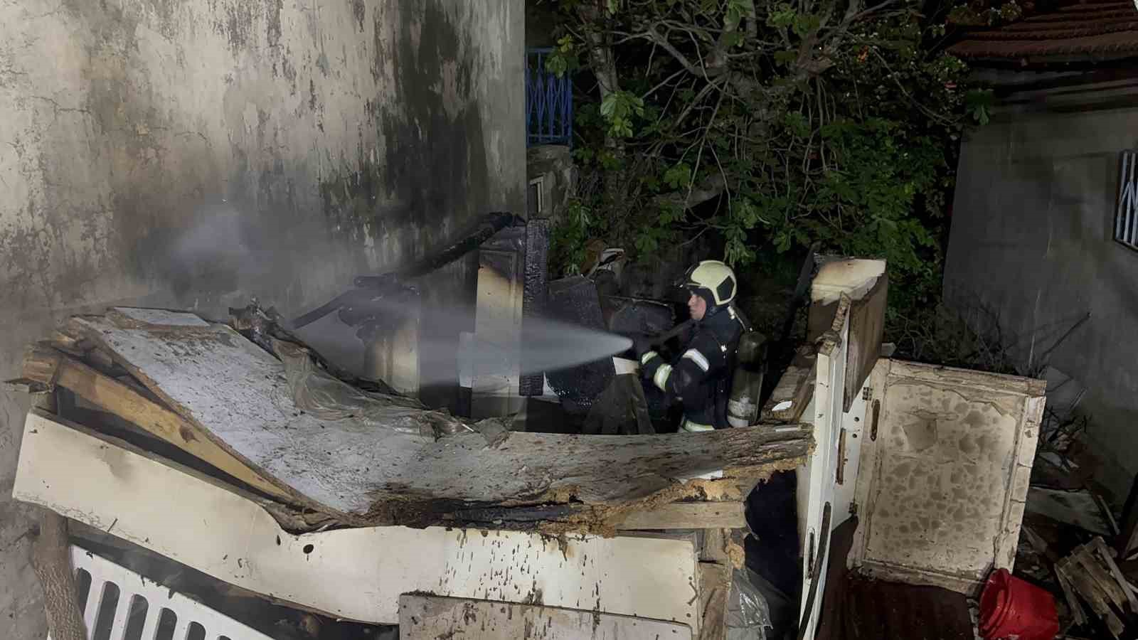 Kömürlükte çıkan yangın itfaiyeyi harekete geçirdi