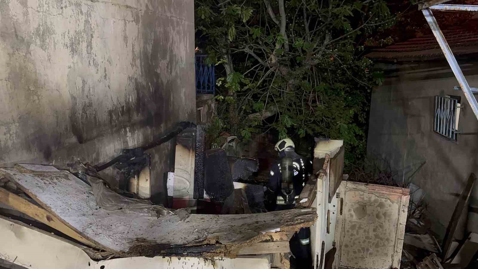 Kömürlükte çıkan yangın itfaiyeyi harekete geçirdi