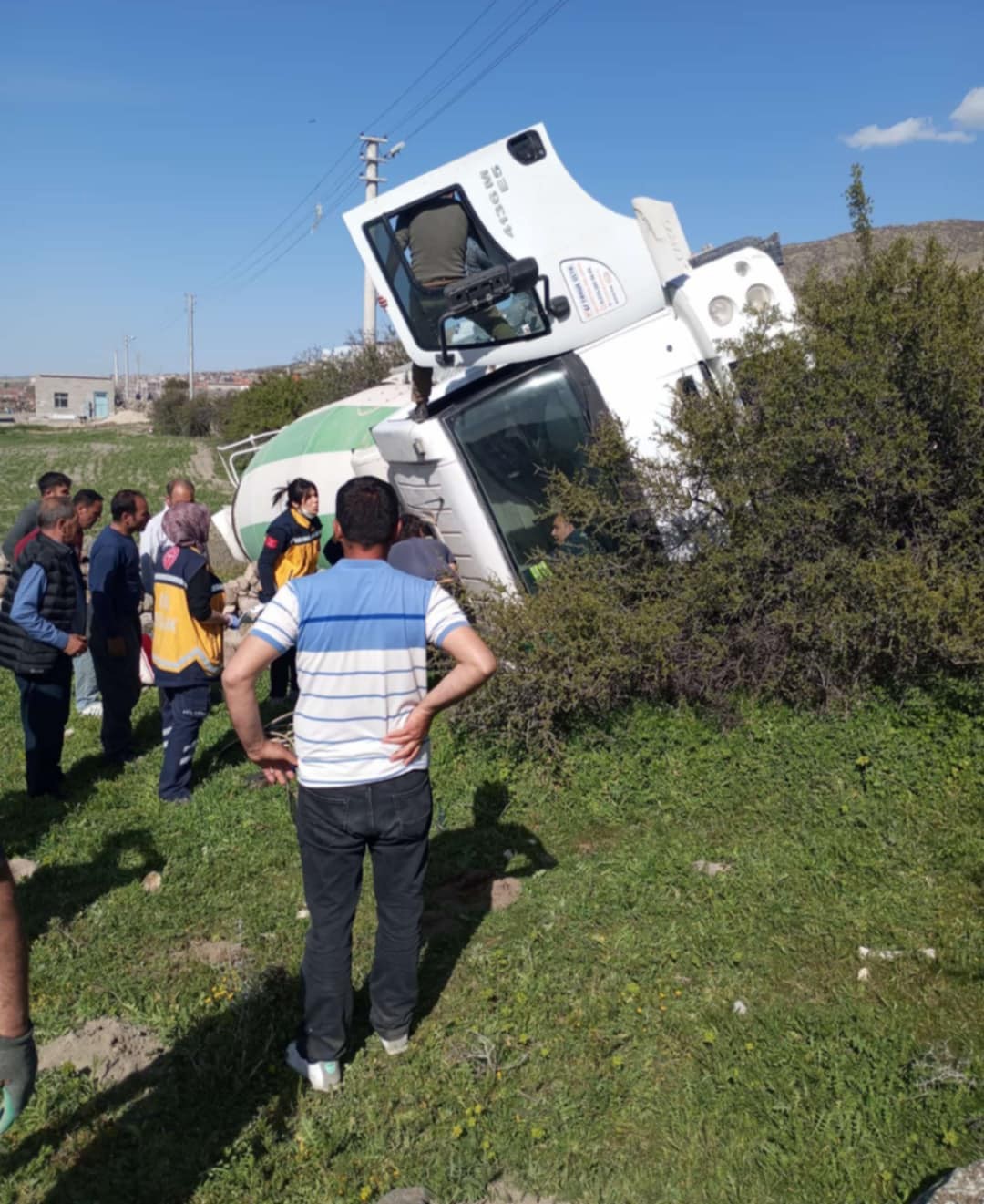 Konya’da beton mikseri devrildi: 2 yaralı