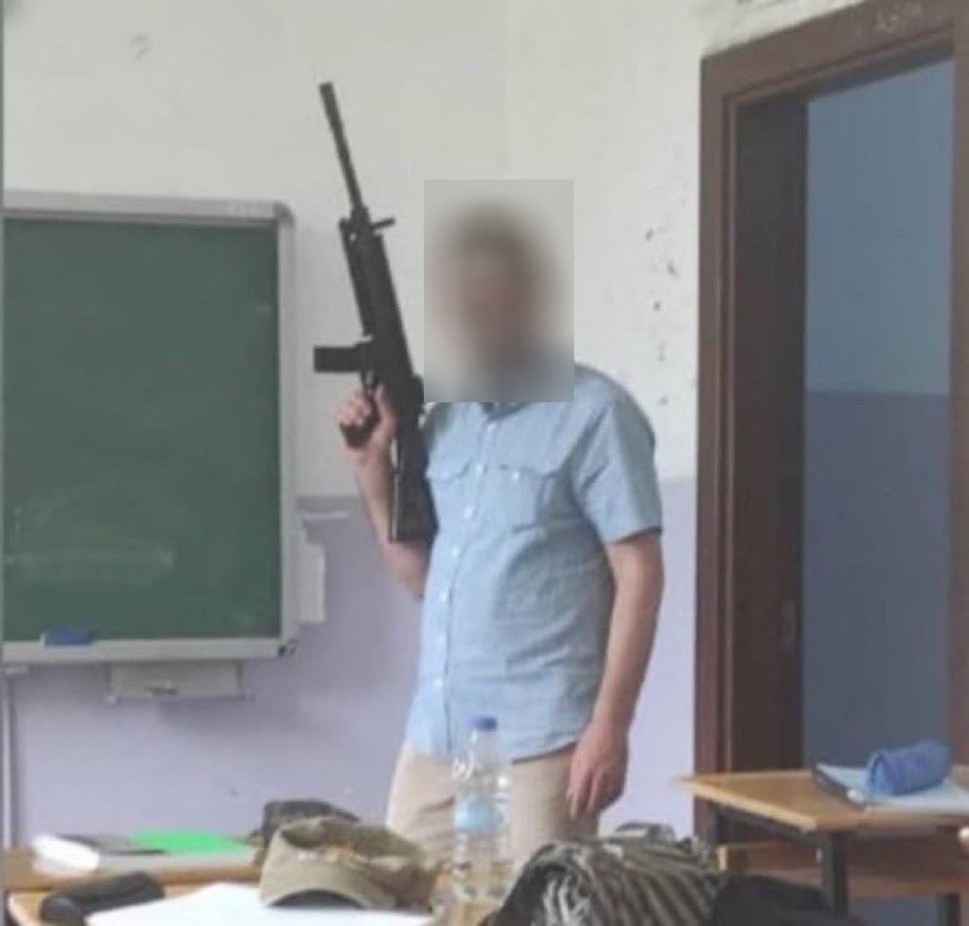 Tüfekle sınıfta poz veren müdür yardımcısına inceleme başlatıldı