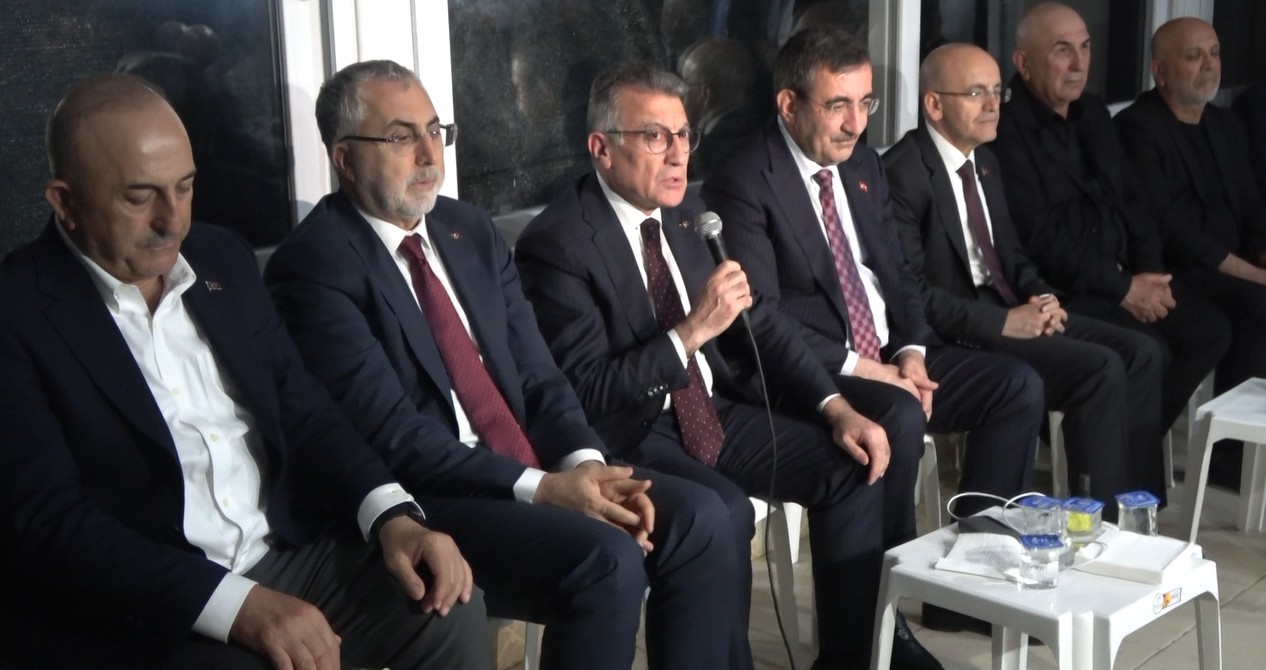 Cumhurbaşkanı Yardımcısı Yılmaz’dan Mevlüt Çavuşoğlu’na taziye ziyareti