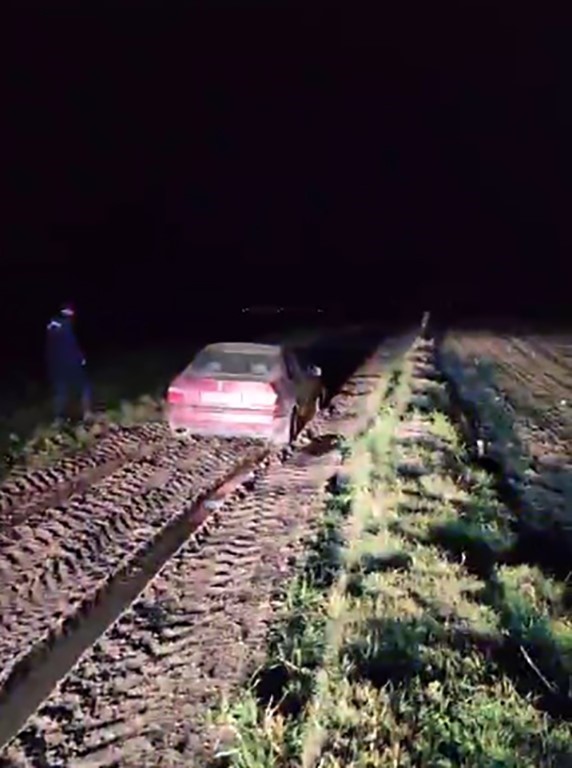 Bilmediği yolda çamura saplanan aracını kaybetti, otomobil jandarma ekiplerince bulundu