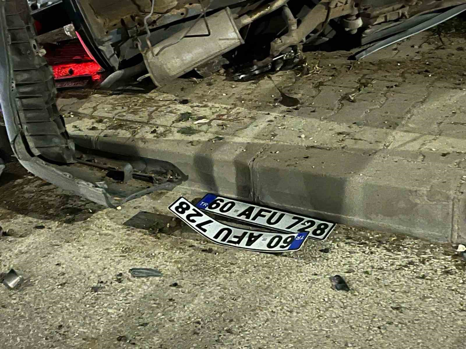 Kaldırıma çarparak yan yatan otomobildeki 2 kişi yaralandı