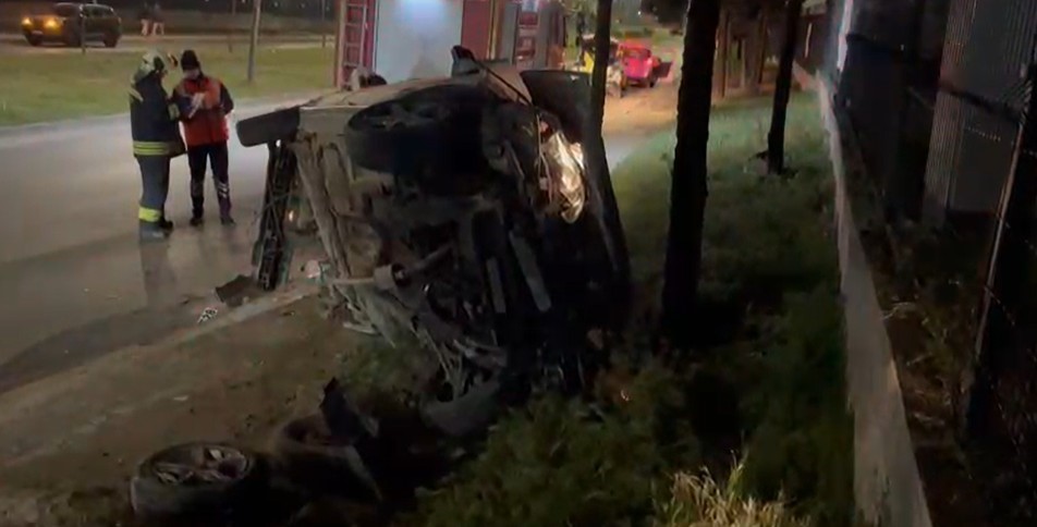 Kaldırıma çarparak yan yatan otomobildeki 2 kişi yaralandı