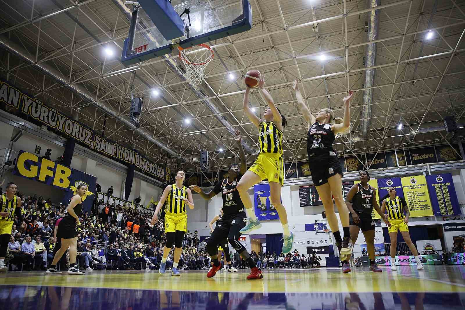 Fenerbahçe, seride 2-0 öne geçti