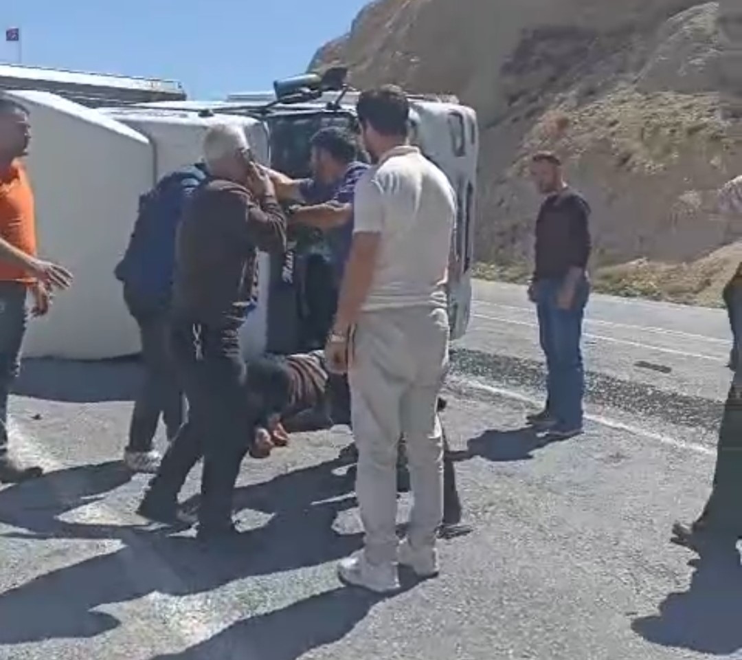 Bitlis’te tır devrildi: 2 yaralı