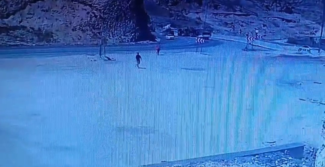 Bitlis’te tır devrildi: 2 yaralı