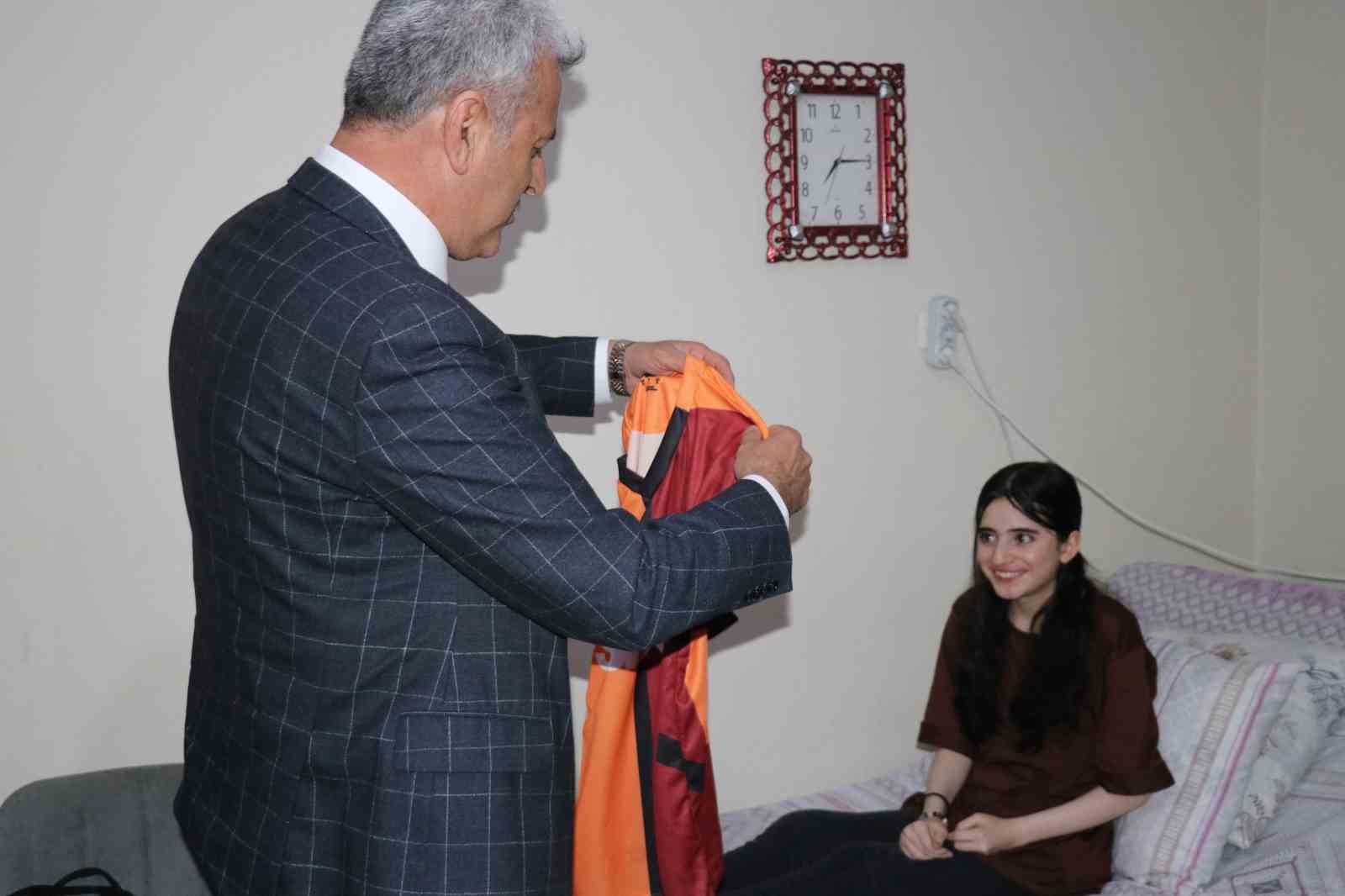 Van’da Galatasaraylı engelli kızın hayali gerçek oldu