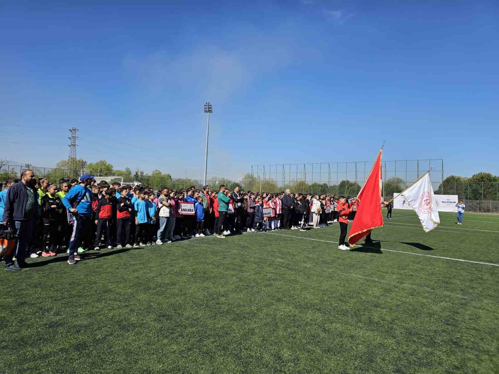 Akşemsettin Ortaokulu Çim Hokeyi Yıldız kızlar müsabakalarında Ankara’yı temsil etti