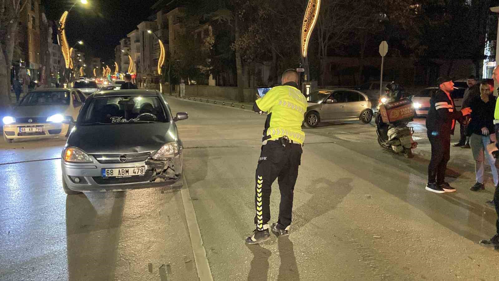 Motosiklet otomobile, hafif ticari araç da motosiklete çarptı: 1 yaralı