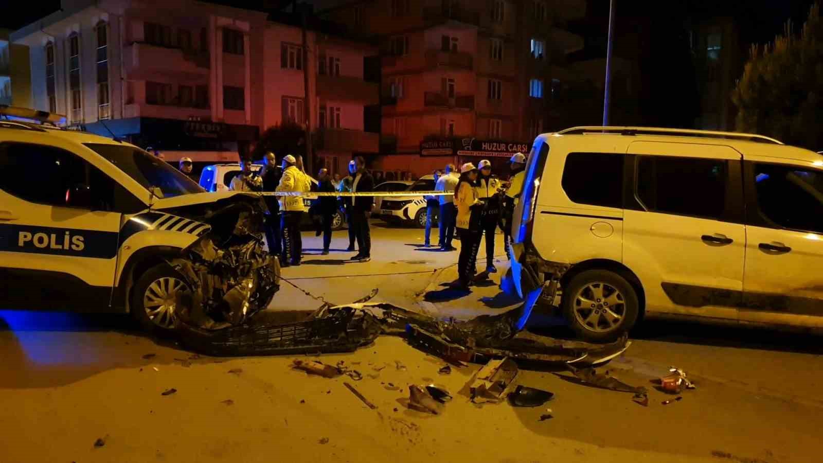 Polis aracının da karıştığı zincirleme kaza: 2 polis yaralı