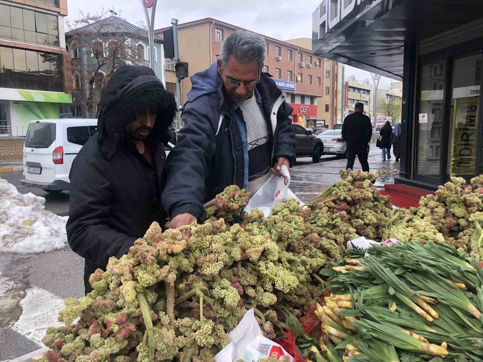 Erzincan’da ‘yayla muzunun’ destesi 100 ila 300 TL’den satışta