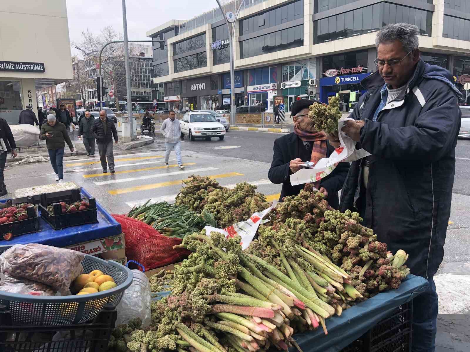 Erzincan’da ‘yayla muzunun’ destesi 100 ila 300 TL’den satışta
