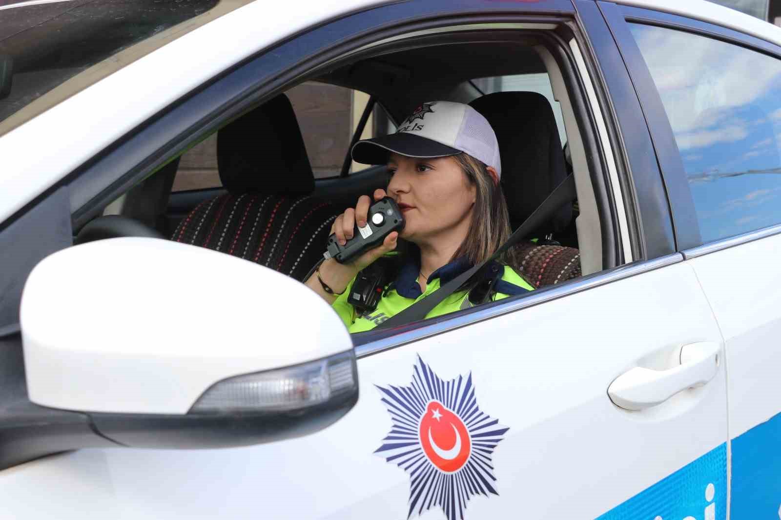 Erzincan trafiğine kadın eli değdi