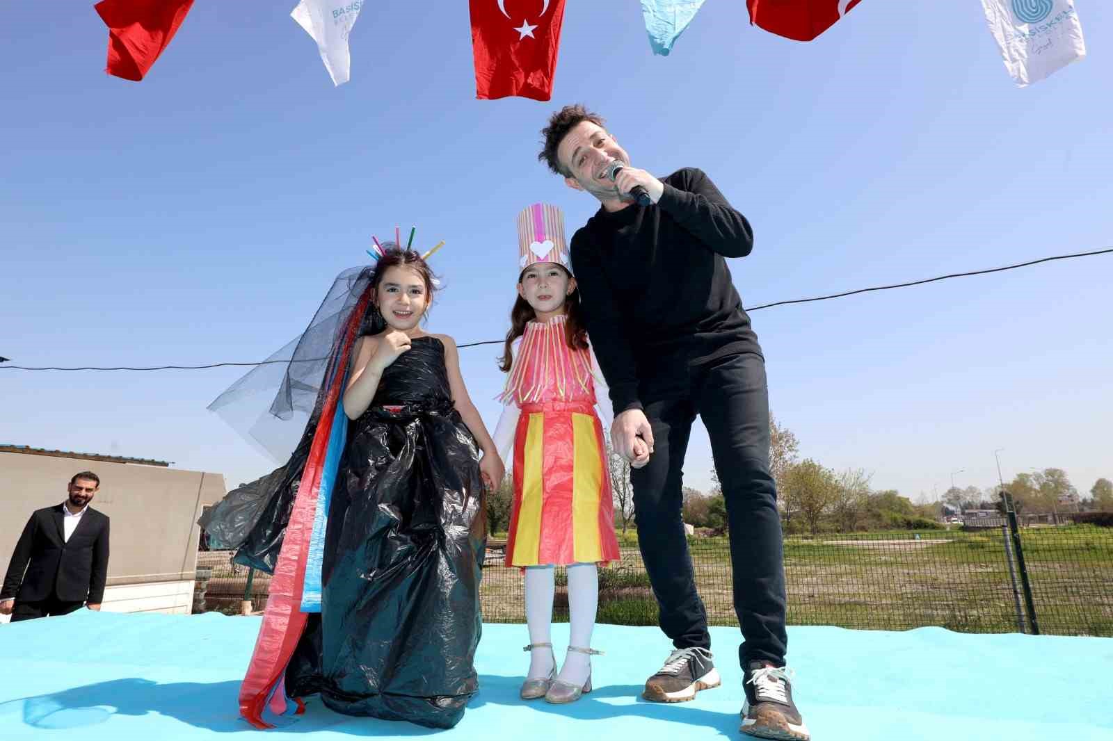 Minik öğrencilerden geri dönüşümden defilesi