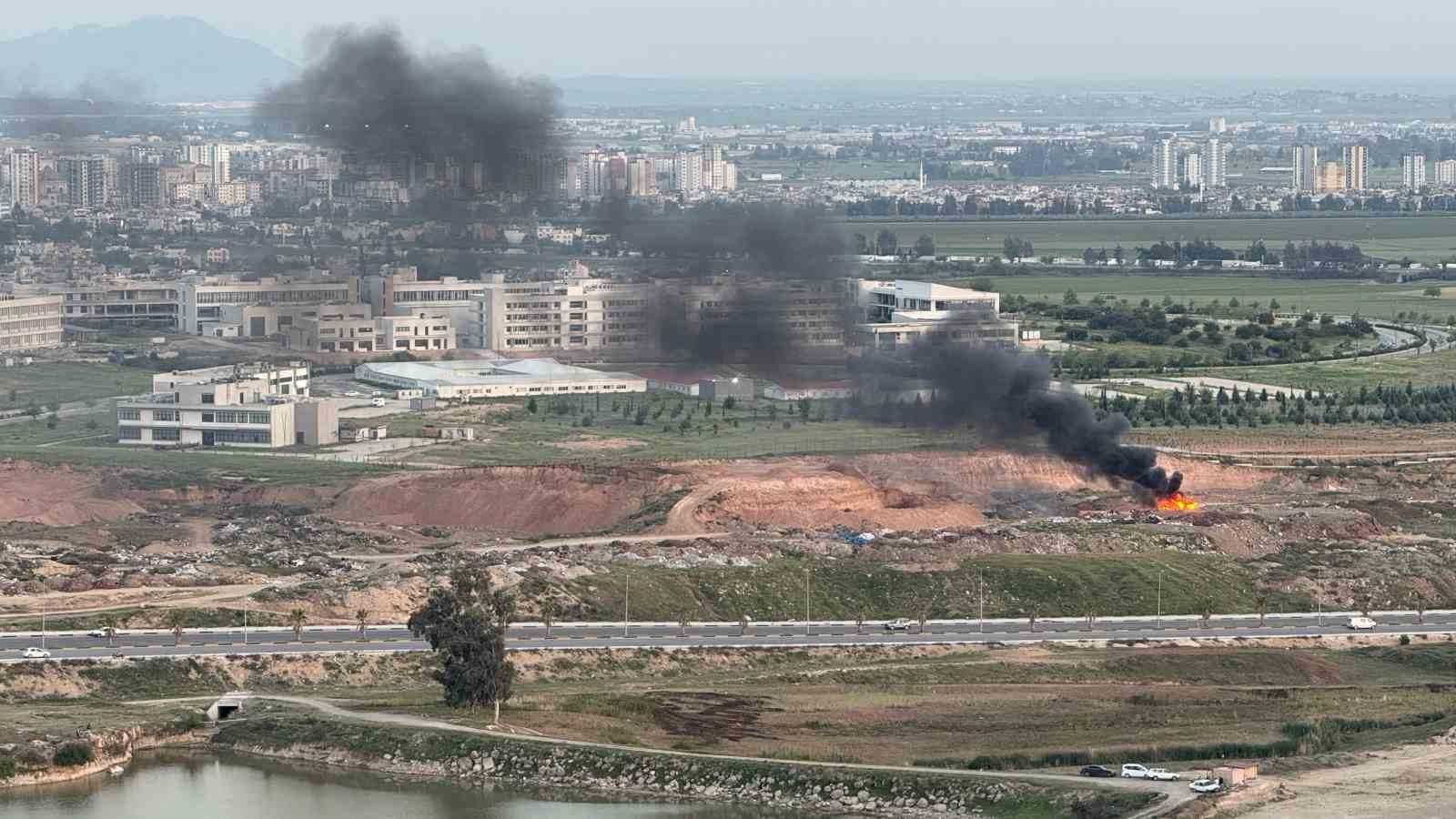 Boş arazi çöp yuvası oldu, bir de yakılmaya başlandı