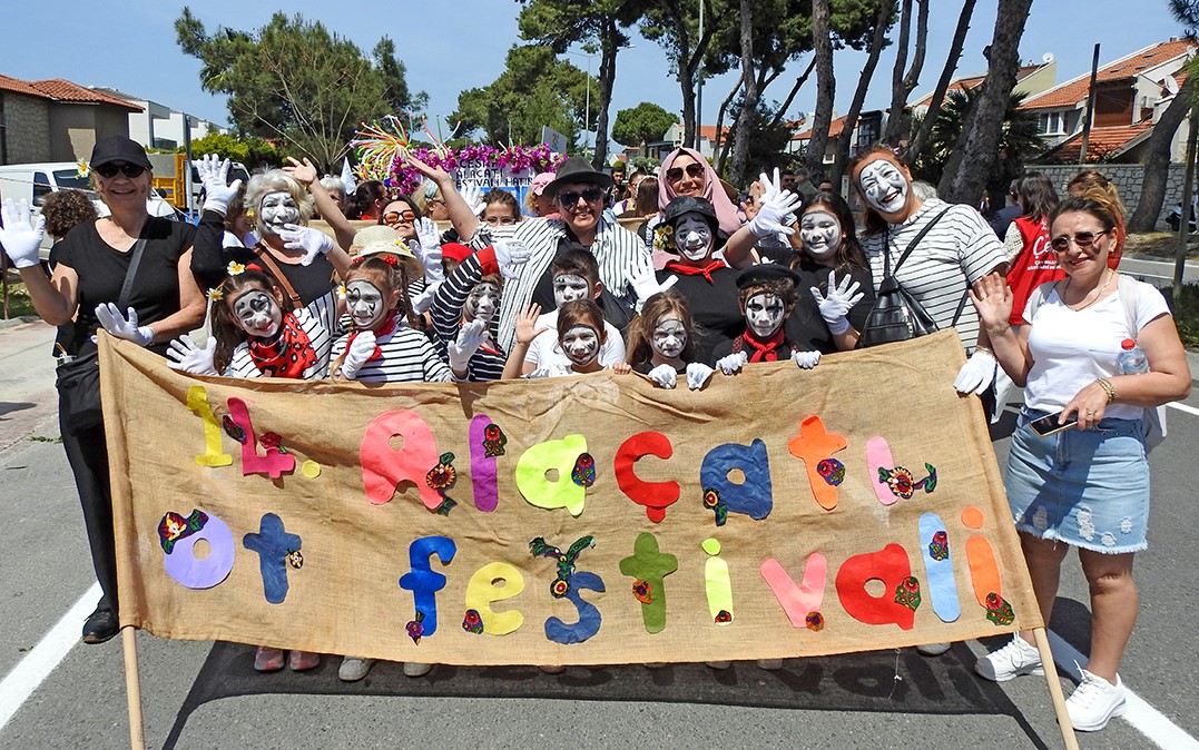 14. Alaçatı Ot Festivali’nin kortej yürüyüşünde renkli görüntüler