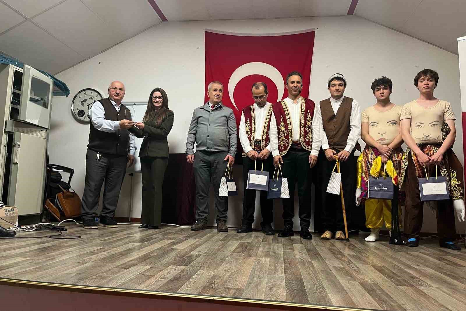 İzmirli öğrenciler geleneksel oyunları Belçika’da sahneledi