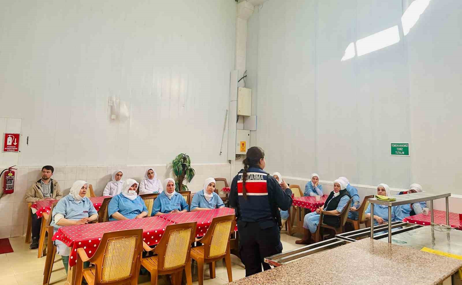 Gediz’de 35 kadın işçiye "En İyi Narkotik Polisi Anne" semineri verildi