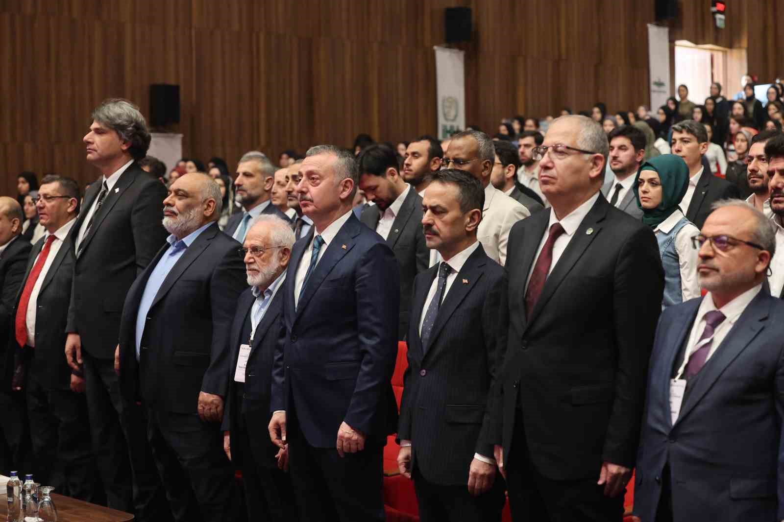 Bu sempozyumda savaşın dini, hukuki ve insani boyutları gözler önüne seriliyor