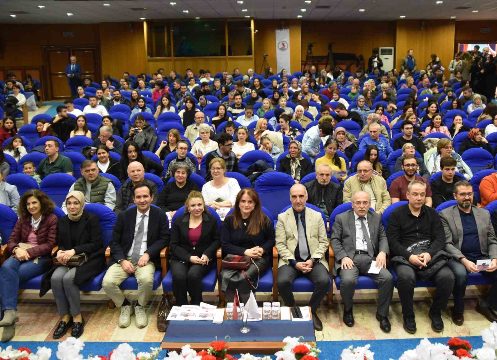 Akademisyenlerden sahne performansı
