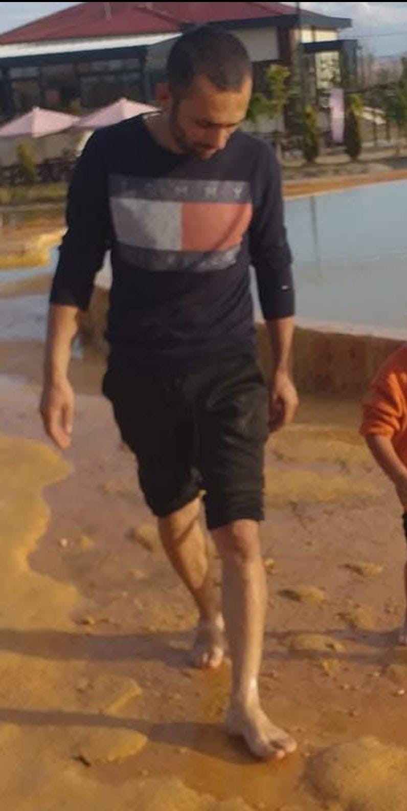 Eşinin cansız bedenini teşhis i&ccedil;in morga geldi, demirlere yaslanıp g&ouml;zyaşı d&ouml;kt&uuml;
