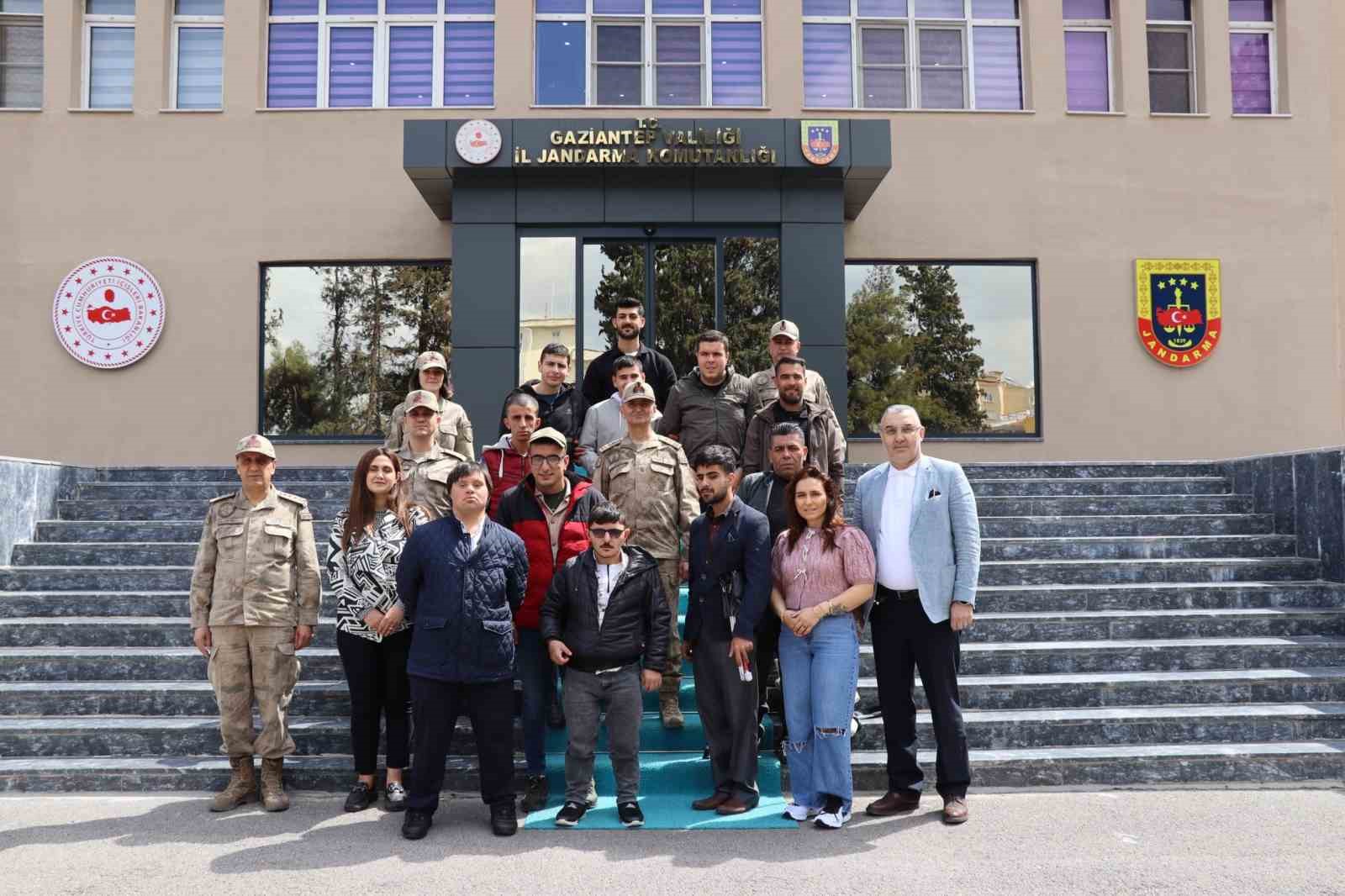 &Ouml;zel gen&ccedil;lerden jandarmaya &ouml;zel ziyaret
