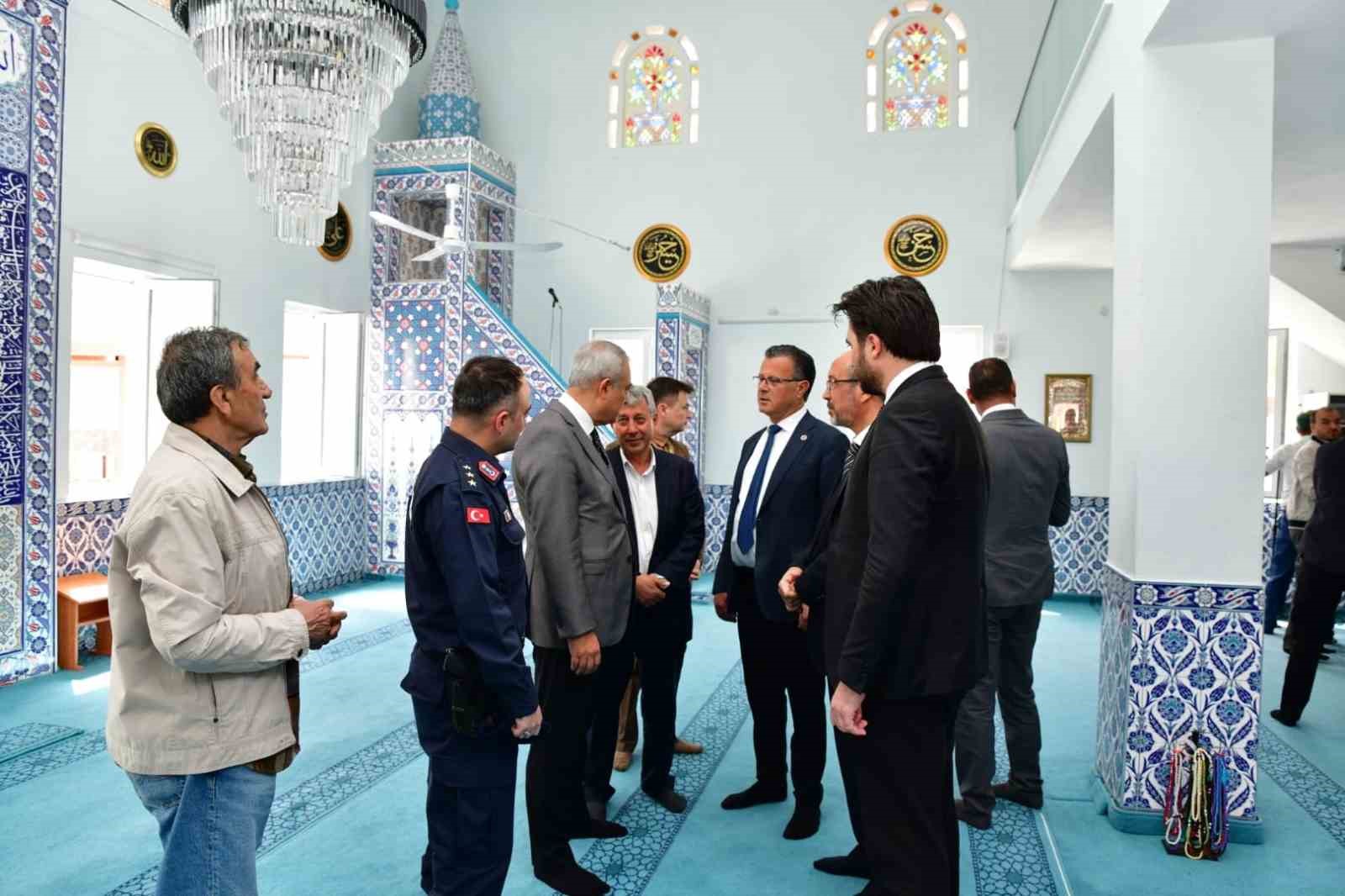 Hayırseverin yaptırdığı cami dualarla açıldı