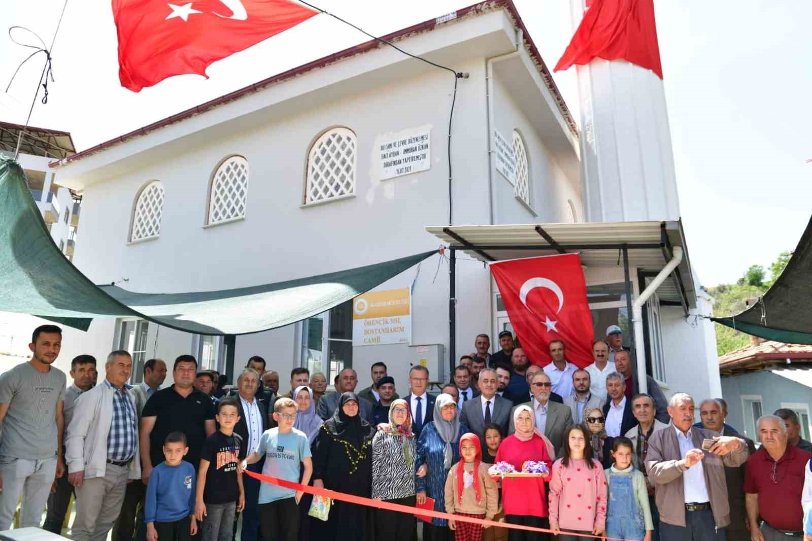 Hayırseverin yaptırdığı cami dualarla a&ccedil;ıldı
