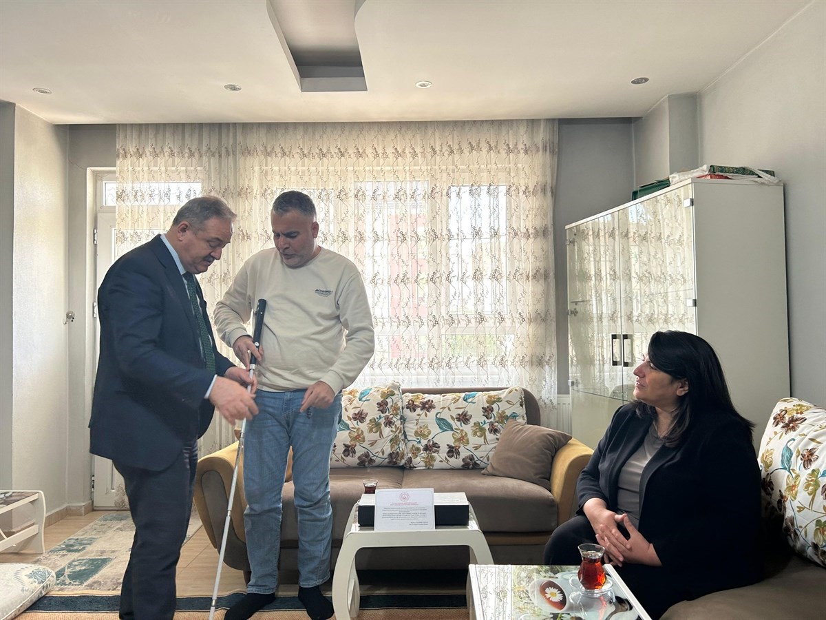 Batman’da gaziye akıllı baston hediye edildi