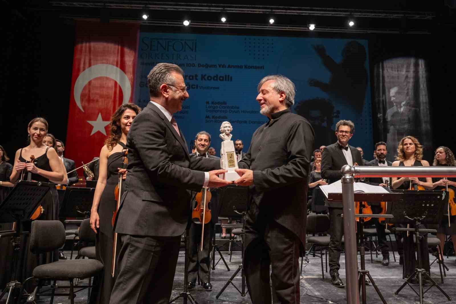 Vali Aksoy, Nevit Kodallı’nın anısına düzenlenen konsere katıldı
