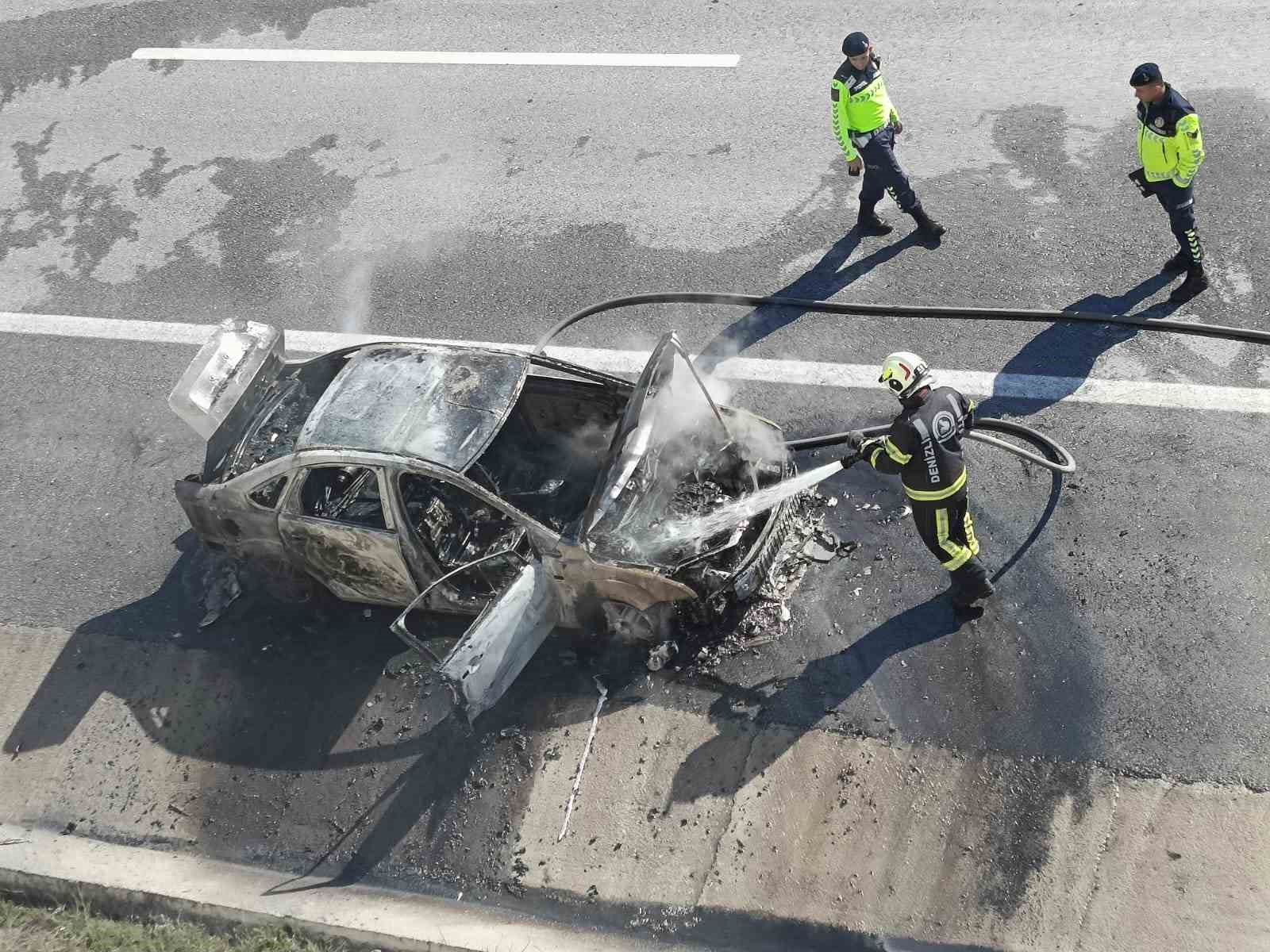 Denizli-Aydın Otoyolunda alev alan otomobil metal yığınına döndü