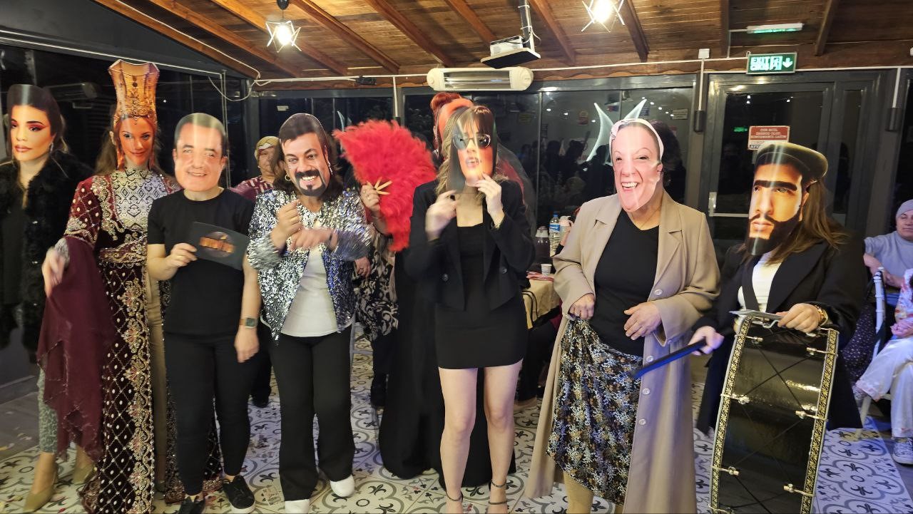 Kadınların maskeli &uuml;nl&uuml;ler gecesinde ortaya renkli g&ouml;r&uuml;nt&uuml;ler &ccedil;ıktı
