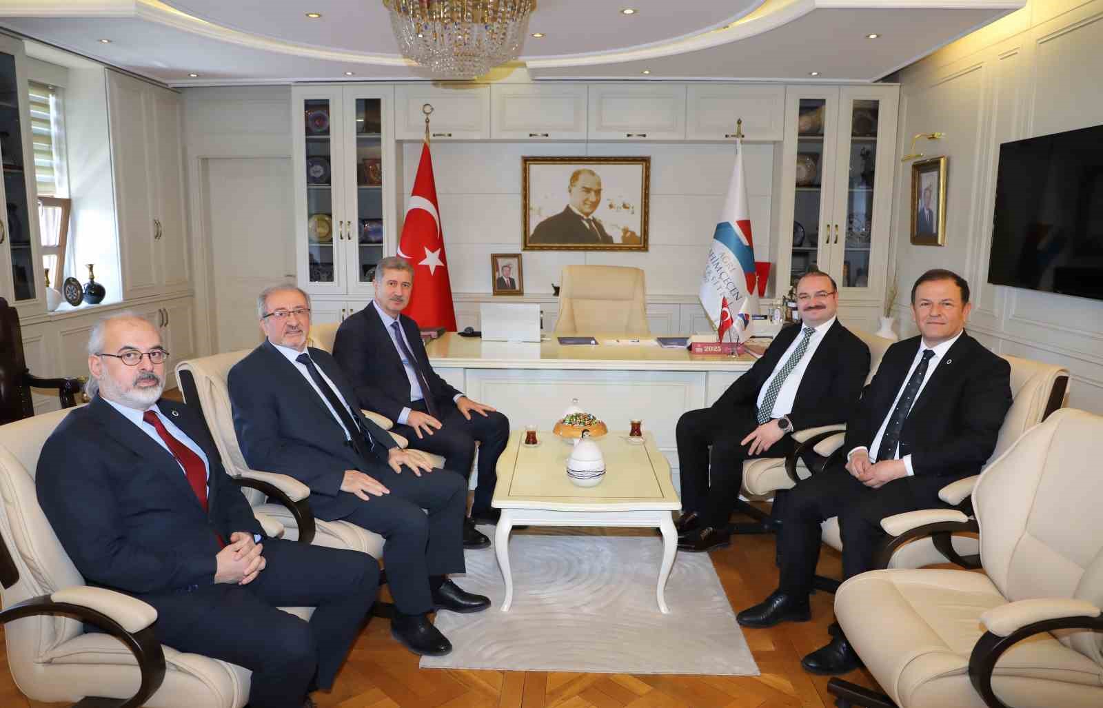 Rekt&ouml;r Hacım&uuml;ft&uuml;oğlu&rsquo;ndan mevkidaşı Rekt&ouml;r G&uuml;l&ccedil;in&rsquo;e hayırlı olsun ziyareti
