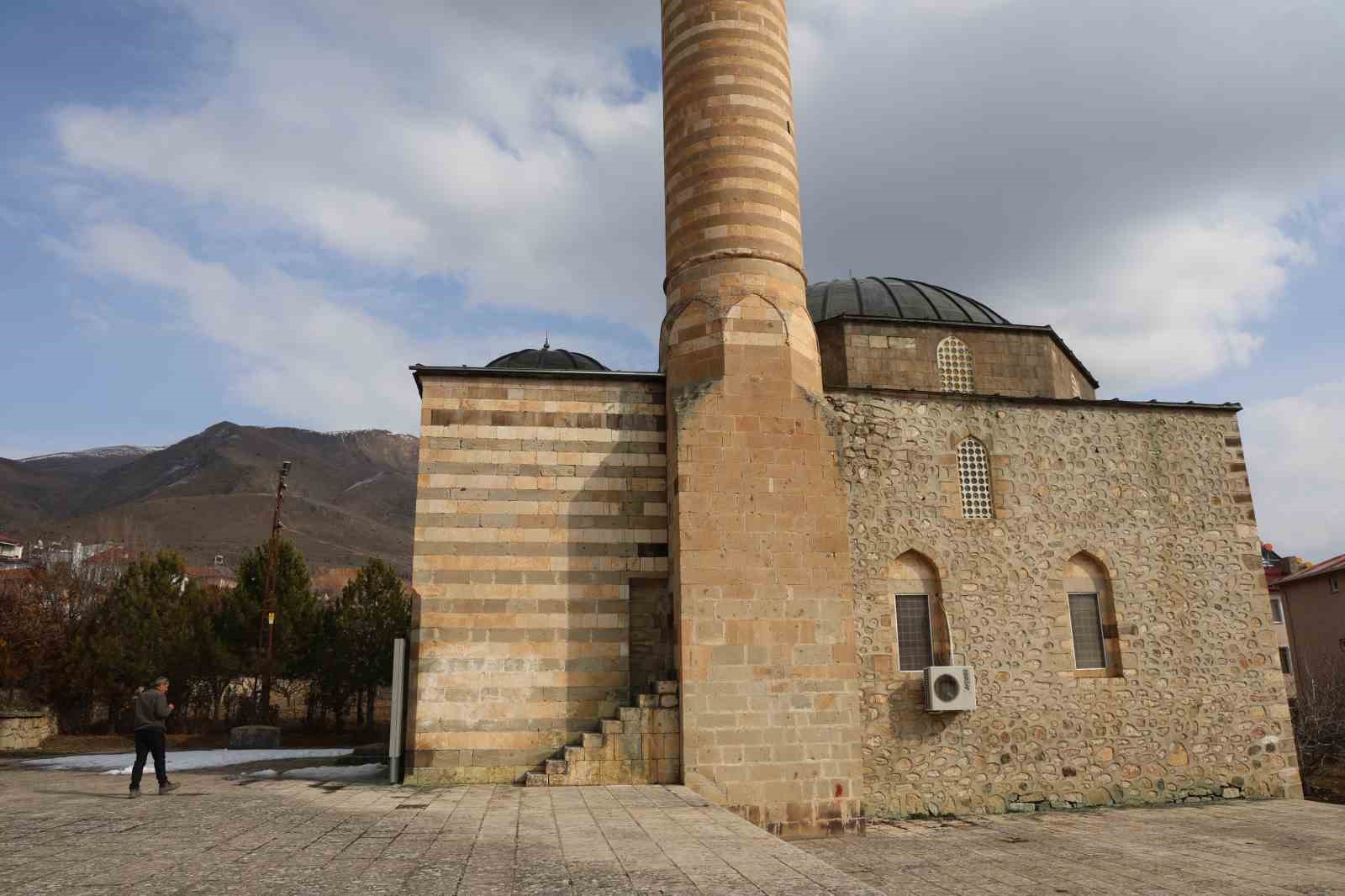 Türkiye’nin ilk taşınan tarihi camisi Sungur Bey, cemaatini ağırlamaya devam ediyor