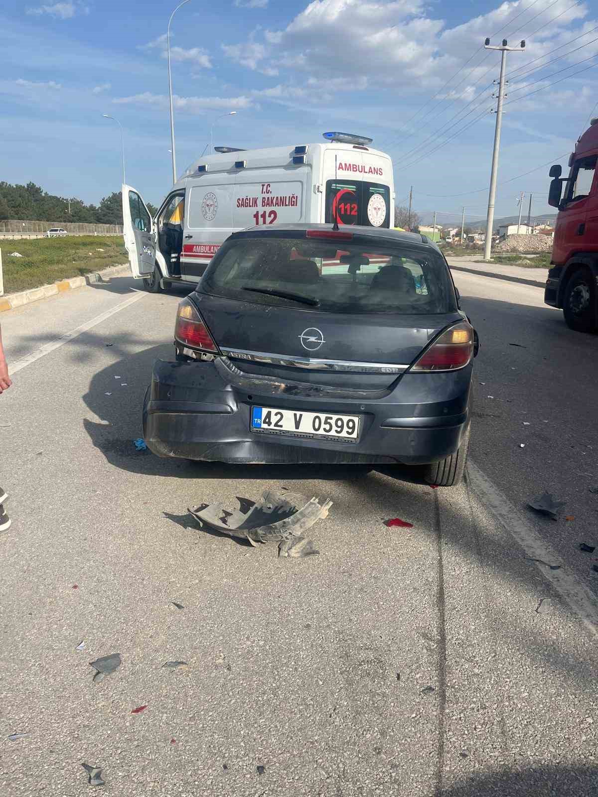 Hafif ticari araç ile otomobil çarpıştı: 5 yaralı