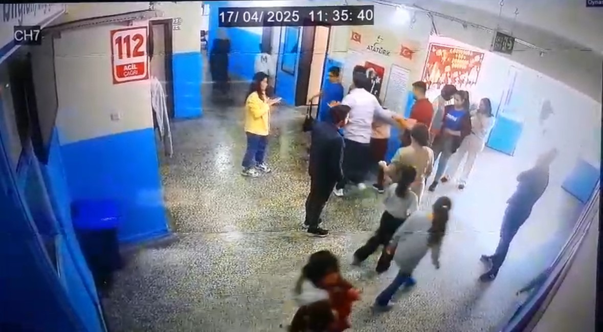 Dili boğazına kaçan öğrenciyi müdür yardımcısı kurtardı: O anlar kamerada