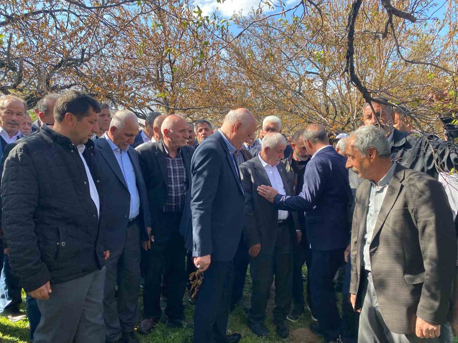 TZOB Genel Başkanı Bayraktar, Elazığ’da zirai dondan etkilenen üreticilerle bir araya geldi
