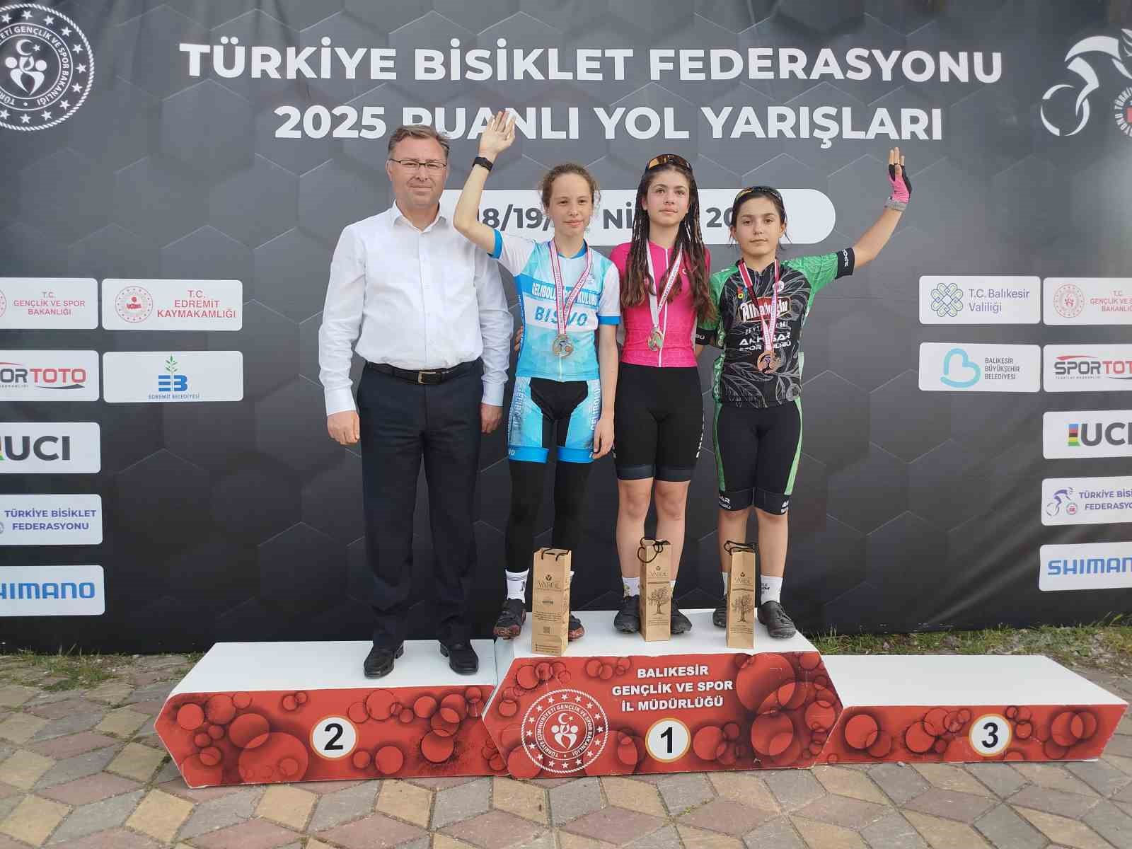 Akhisarlı bisikletçiler yine kürsüde yer aldı
