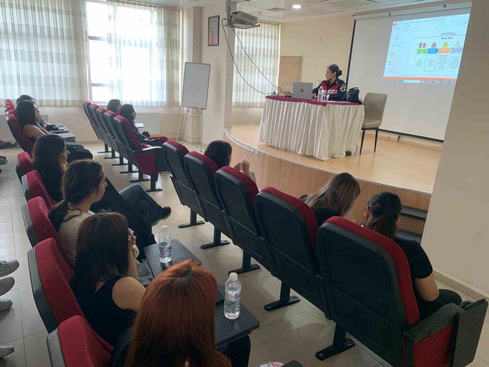 Üniversiteli gençlere jandarmadan ’kadına şiddet’ eğitimi