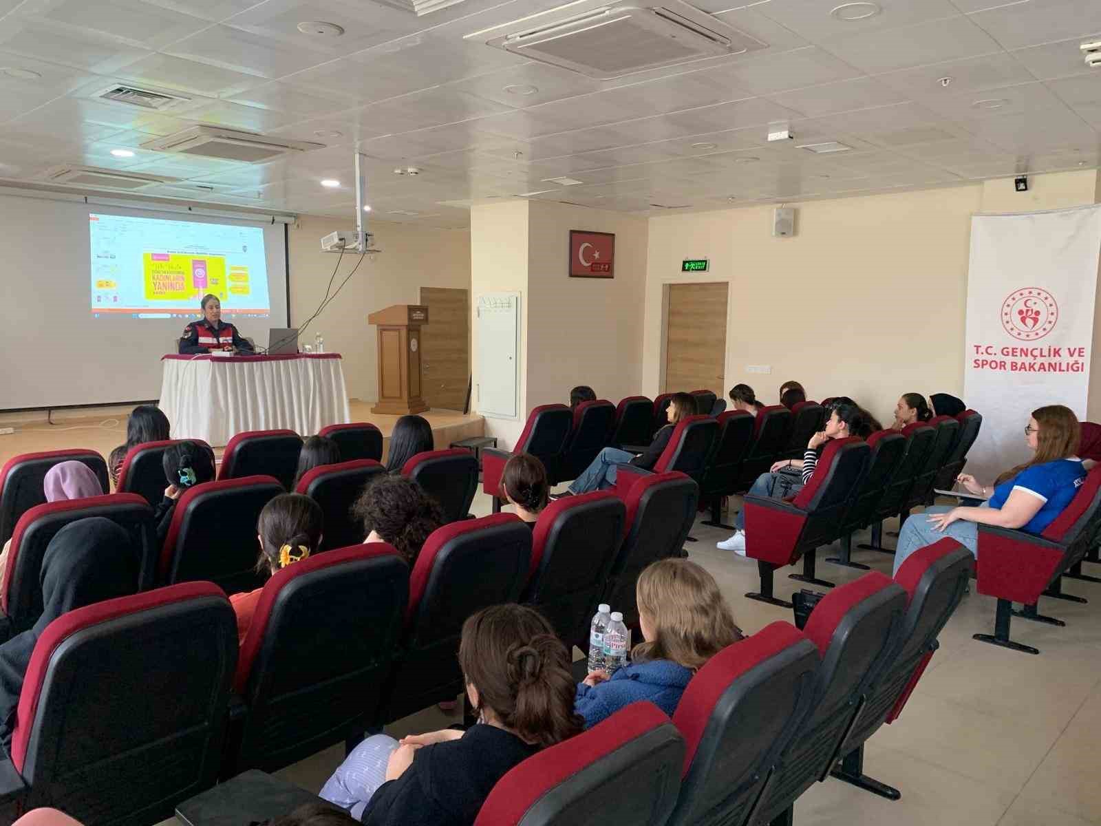 &Uuml;niversiteli gen&ccedil;lere jandarmadan &rsquo;kadına şiddet&rsquo; eğitimi
