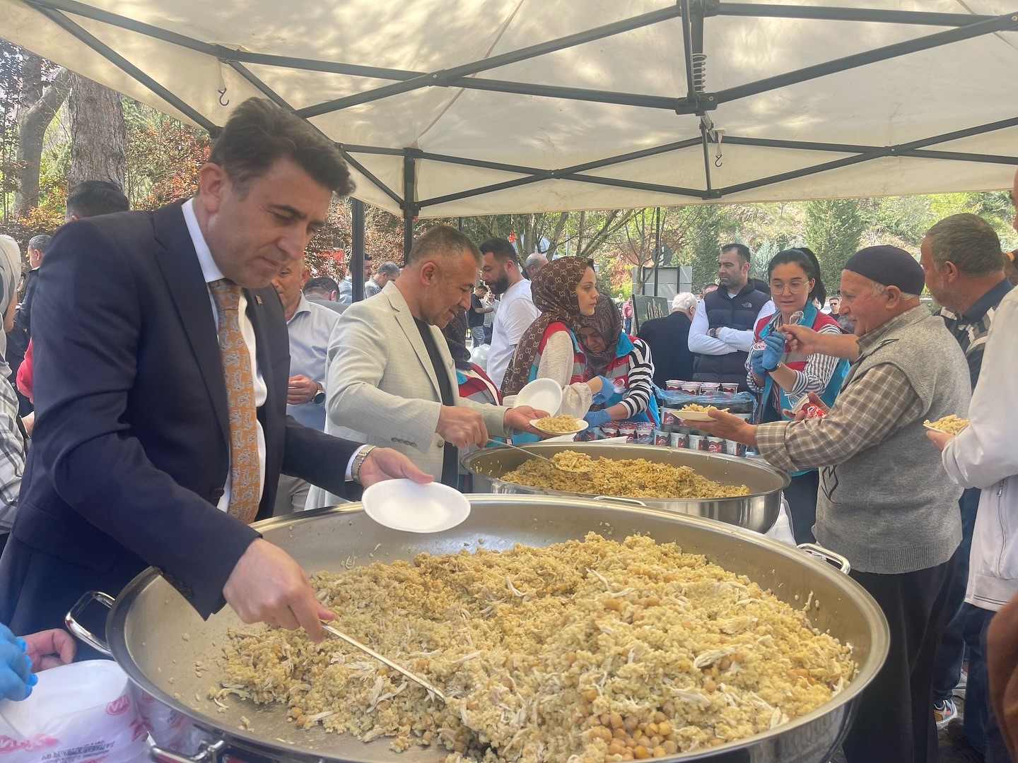 Cami çıkışı binlerce kişiye ‘Şifalı Pilav’ ikram ettiler