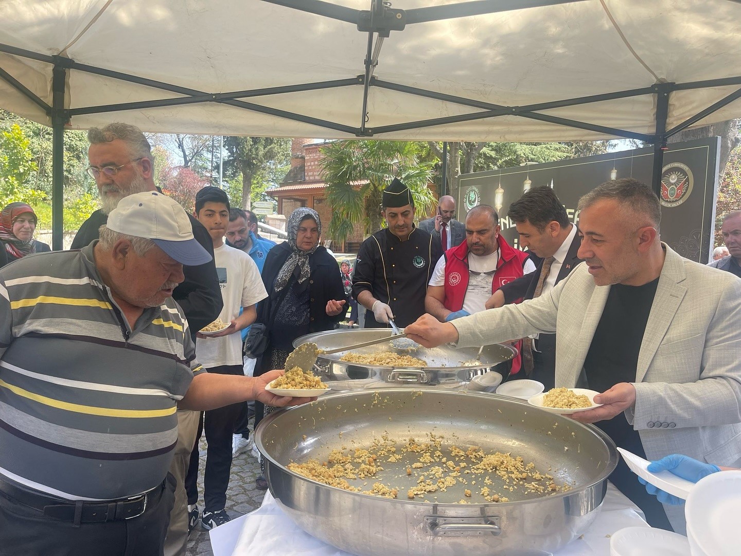 Cami &ccedil;ıkışı binlerce kişiye &lsquo;Şifalı Pilav&rsquo; ikram ettiler
