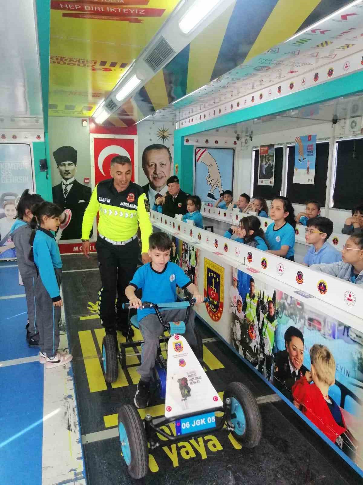 Bursa İl Jandarma Komutanlığı&rsquo;ndan miniklere trafik dersi
