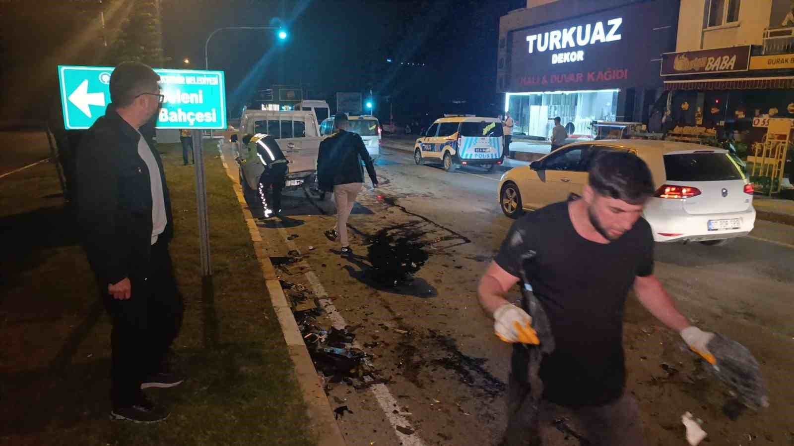 Alkollü sürücü kırmızı ışıkta bekleyen araçlara çarptı: 2 yaralı