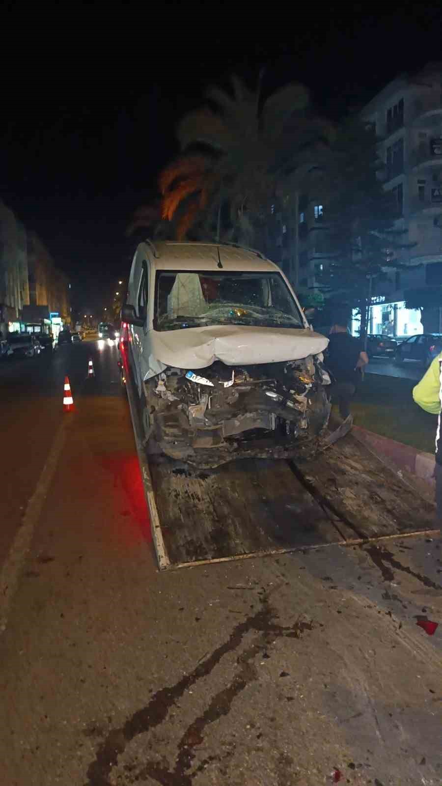 Alkoll&uuml; s&uuml;r&uuml;c&uuml; kırmızı ışıkta bekleyen ara&ccedil;lara &ccedil;arptı: 2 yaralı
