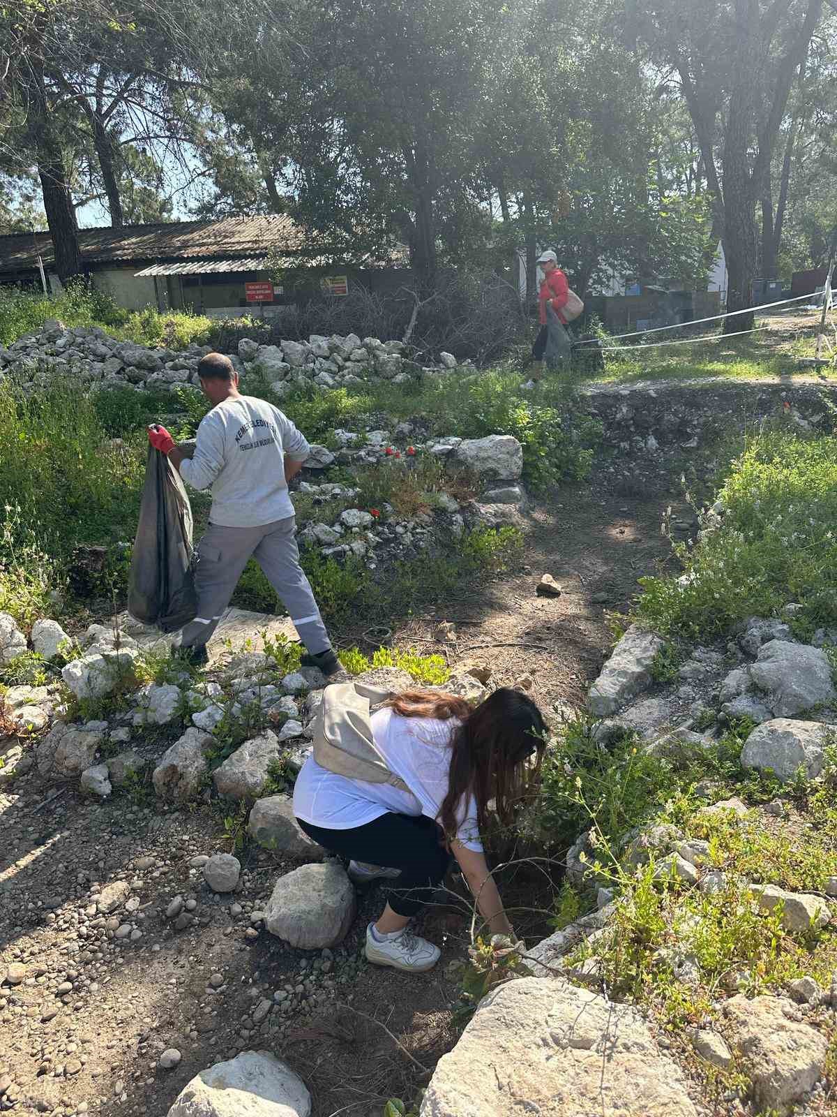 Kemer&rsquo;de yabancı uyruklu kadınlardan temizlik faaliyeti
